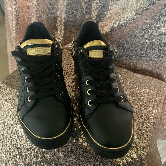 Guess sneakers women’s size 10 - Picture 2 of 4